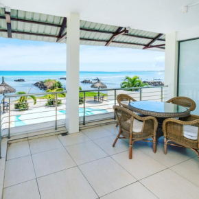 Beachfront Apartment - View to Die For